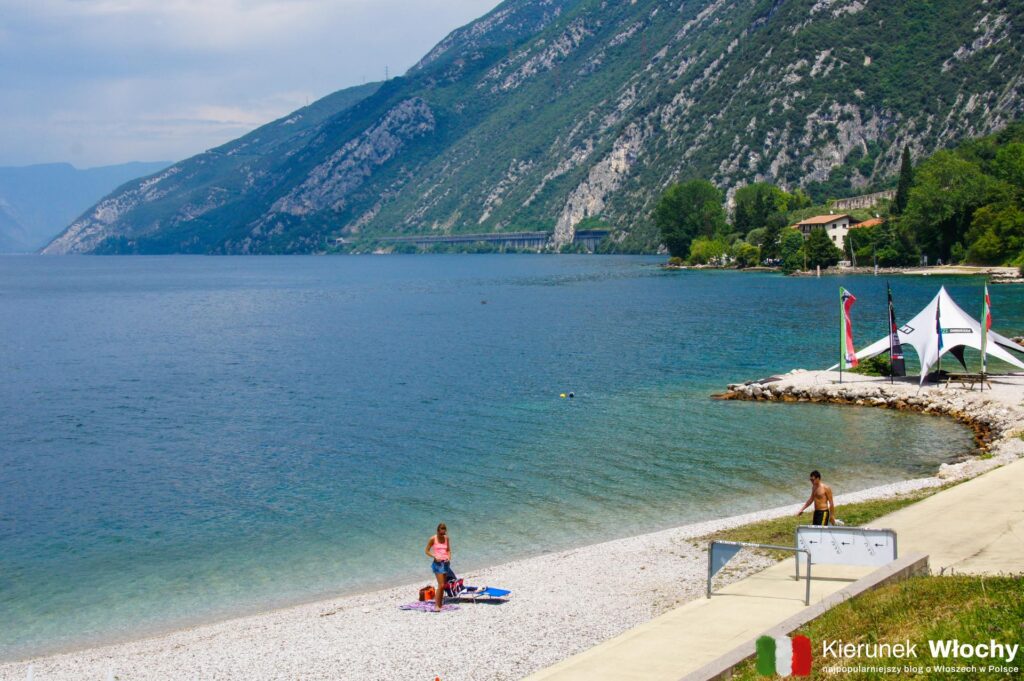 plaża w Navene koło Malcesine nad jeziorem Garda (fot. Łukasz Ropczyński, kierunekwlochy.pl)