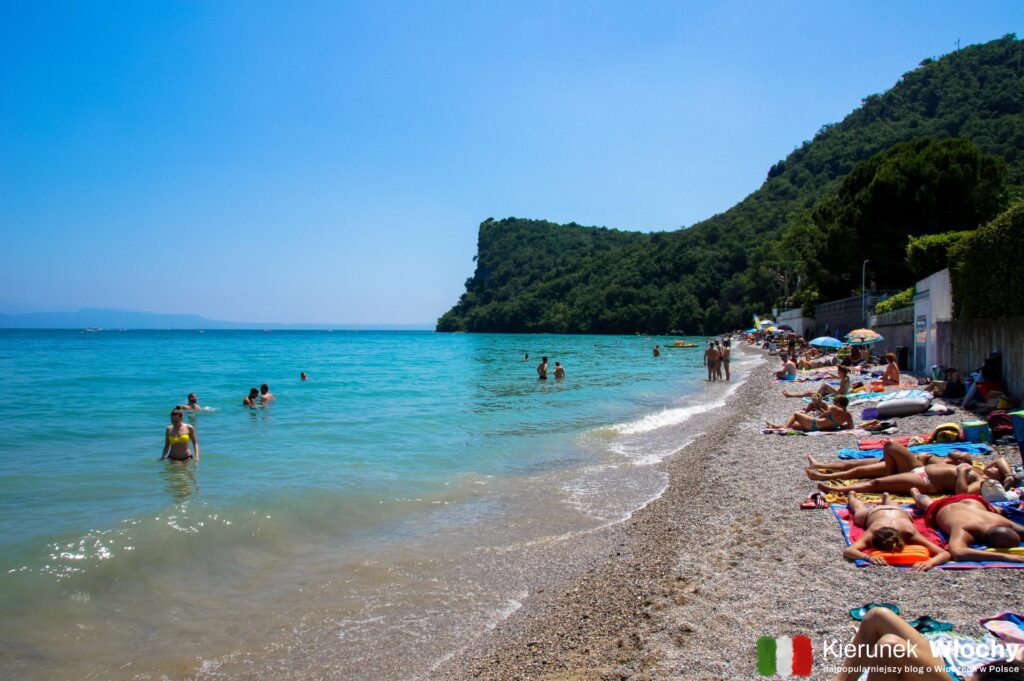 Plaża "Pisenze" w Lido di Manerba, jezioro Garda, Włochy (fot. Łukasz Ropczyński, kierunekwlochy.pl)