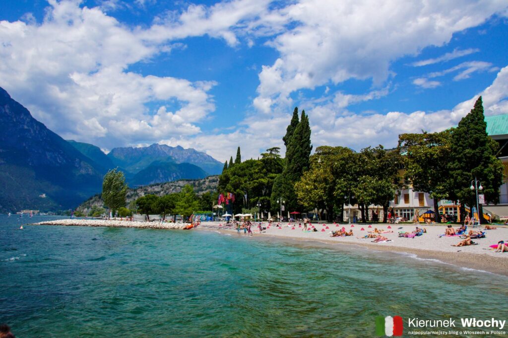 plaża w Torbole, jezioro Garda, Włochy (fot. Łukasz Ropczyński, kierunekwlochy.pl)