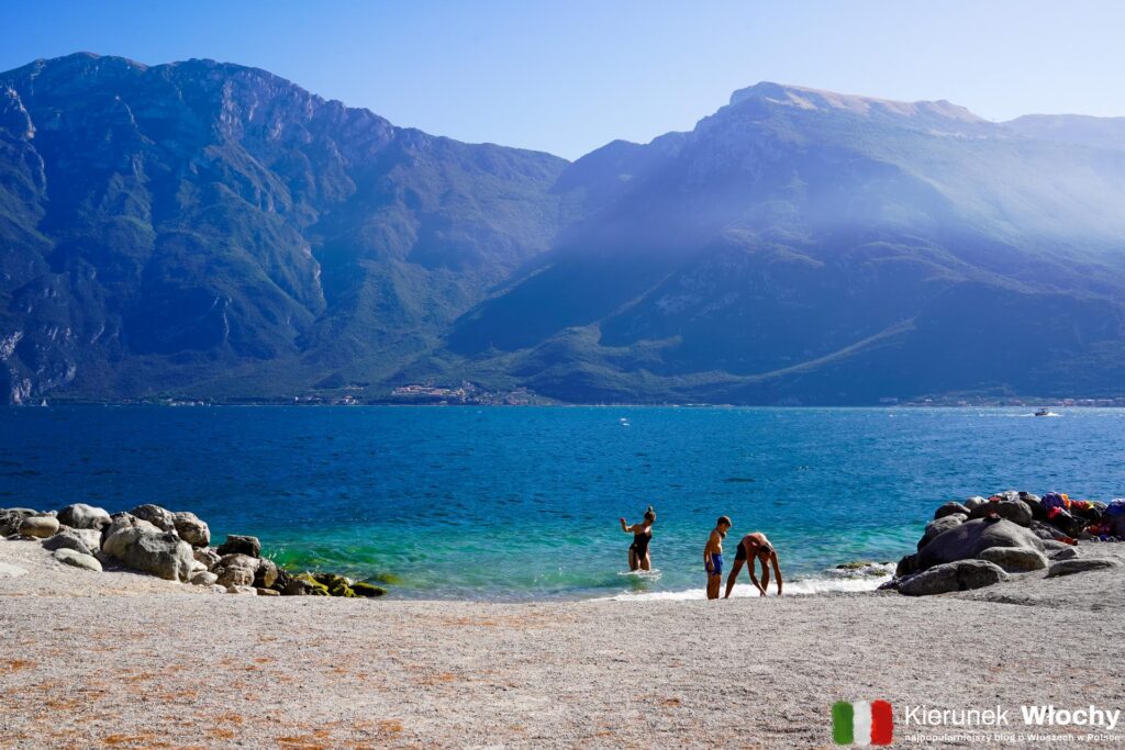 Spiaggia Cola w Limone sul Garda nad jeziorem Garda (fot. Łukasz Ropczyński, kierunekwlochy.pl)