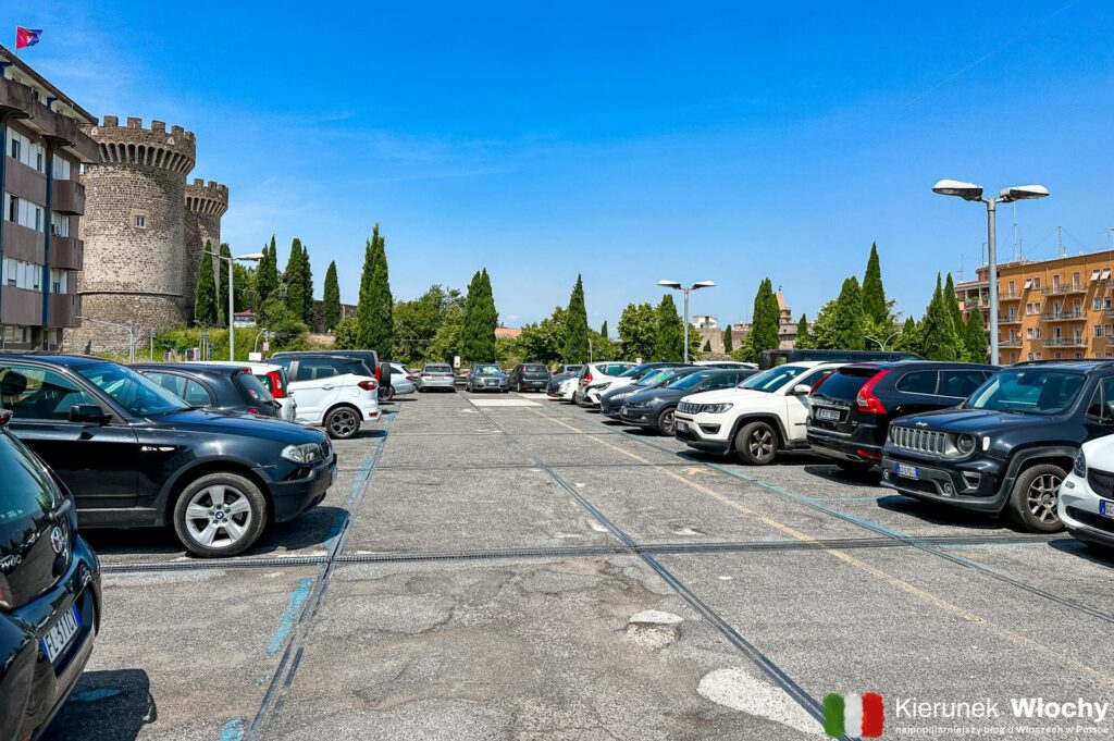 dwupozimowy parking przy Piazza Matteotti w centrum Tivoli (fot. Łukasz Ropczyński, kierunekwlochy.pl)