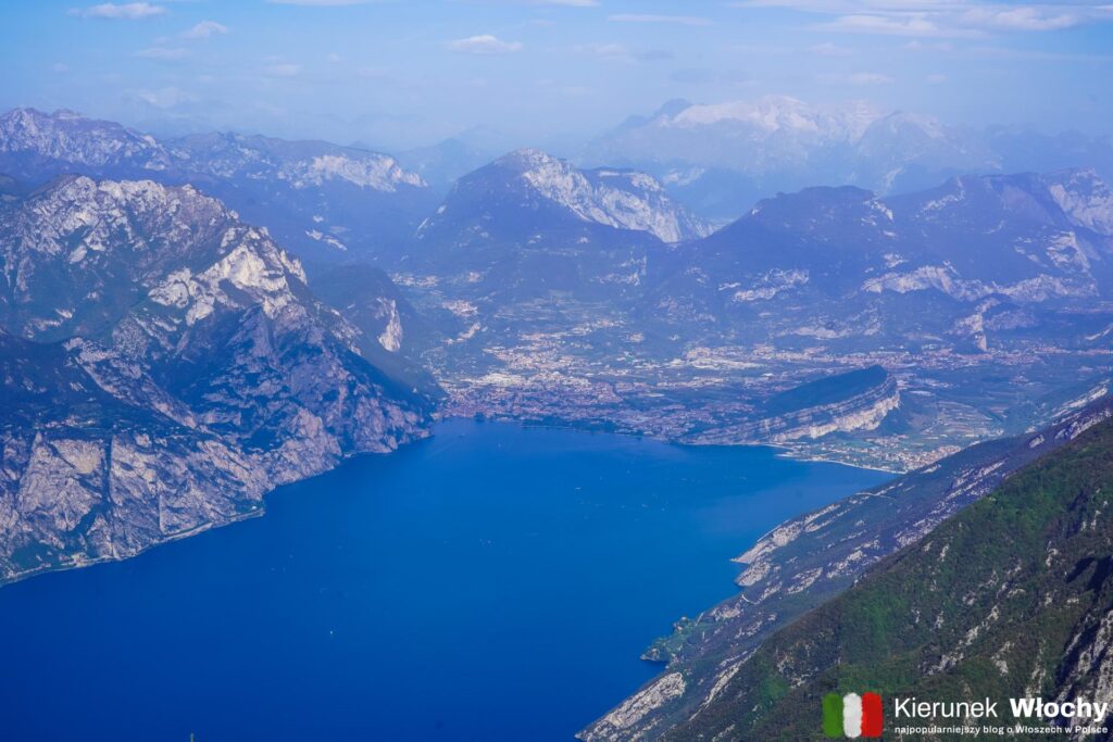 widok z Monte Baldo na jezioro Garda, Włochy (fot. Łukasz Ropczyński, kierunekwlochy.pl)