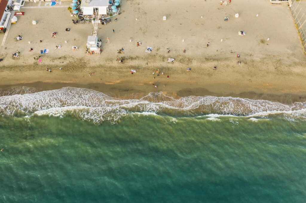 darmowa plaża, Spiaggia Libera il Curvone, która znajduje się 1 km od stacji kolejki Lido Centro