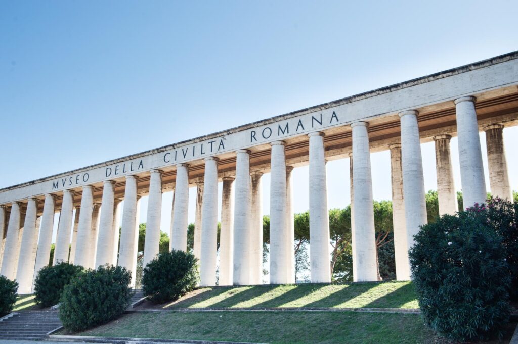 kolumnada łącząca dwa skrzydła Muzeum Cywilizacji Rzymskiej, Rzym EUR