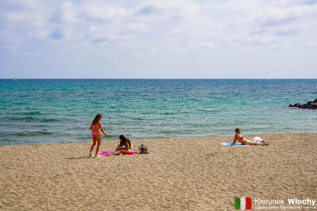 darmowa plaża przy barze Hakuna Matata - na zdjęciu powyżej - zazwyczaj jest o wiele mniej zatłoczona niż plaże w centrum Lido di Ostia (fot. Łukasz Ropczyński, kierunekwlochy.pl)