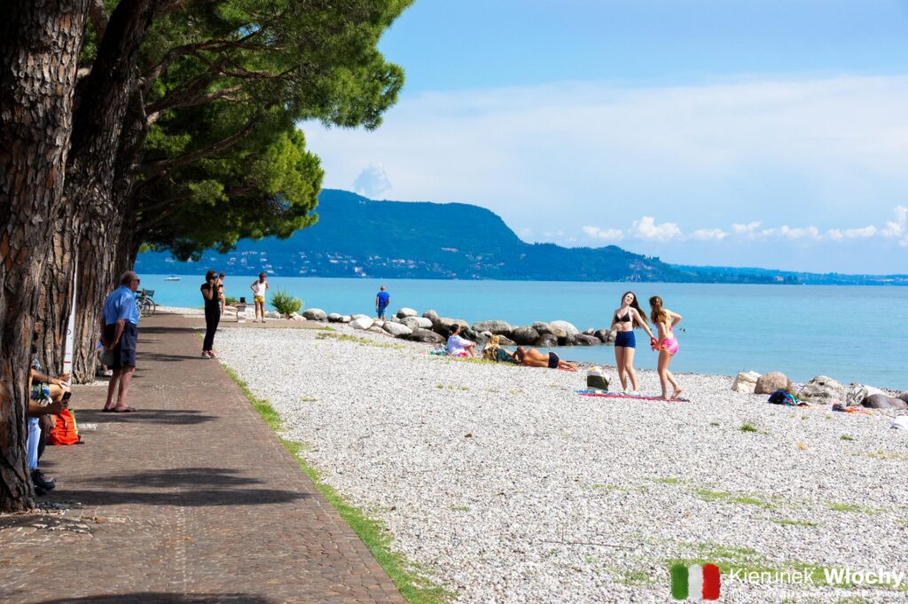 plaża w Toscolano Maderno, Lombardia, Włochy (fot. Łukasz Ropczyński, kierunekwlochy.pl)