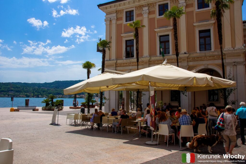 Piazza della Vittoria w Salò, Lombardia, Włochy (fot. Łukasz Ropczyński, kierunekwlochy.pl)