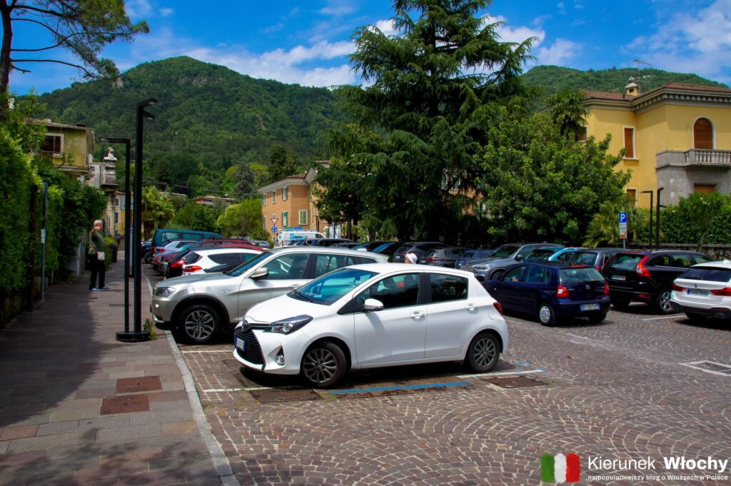 Parcheggio Piazza Carmine tuż przy promenadzie w Salò (fot. Łukasz Ropczyński, kierunekwlochy.pl)