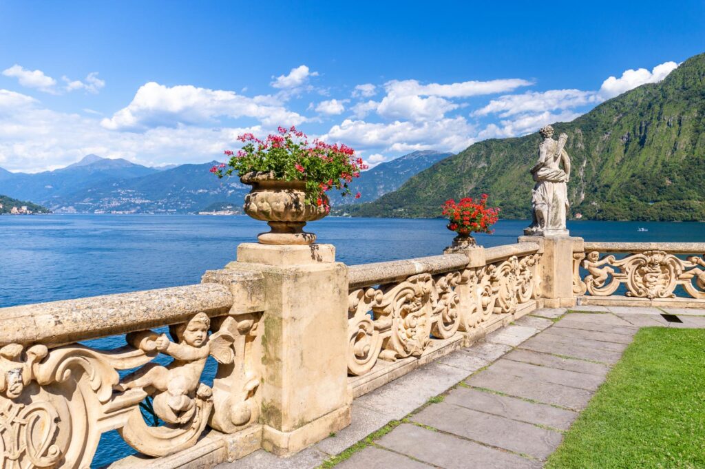 Villa del Balbianello, widok z ogrodu na jezioro Como, Lombardia, Włochy