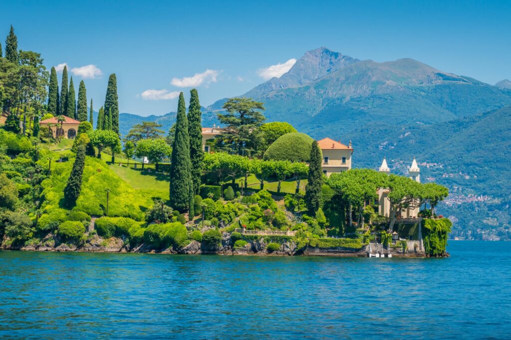 Villa del Balbianello podziwiana z perspektywy promu na jeziorze Como
