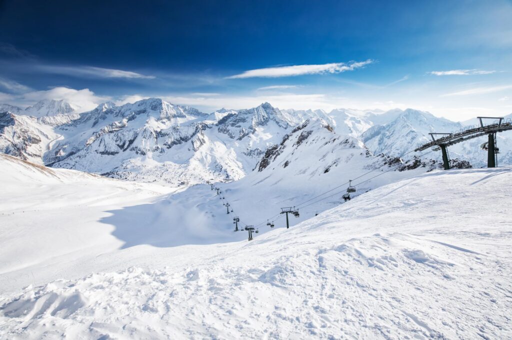 widok na ośrodek narciarski Tonale z Alpy Retyckie, Włochy