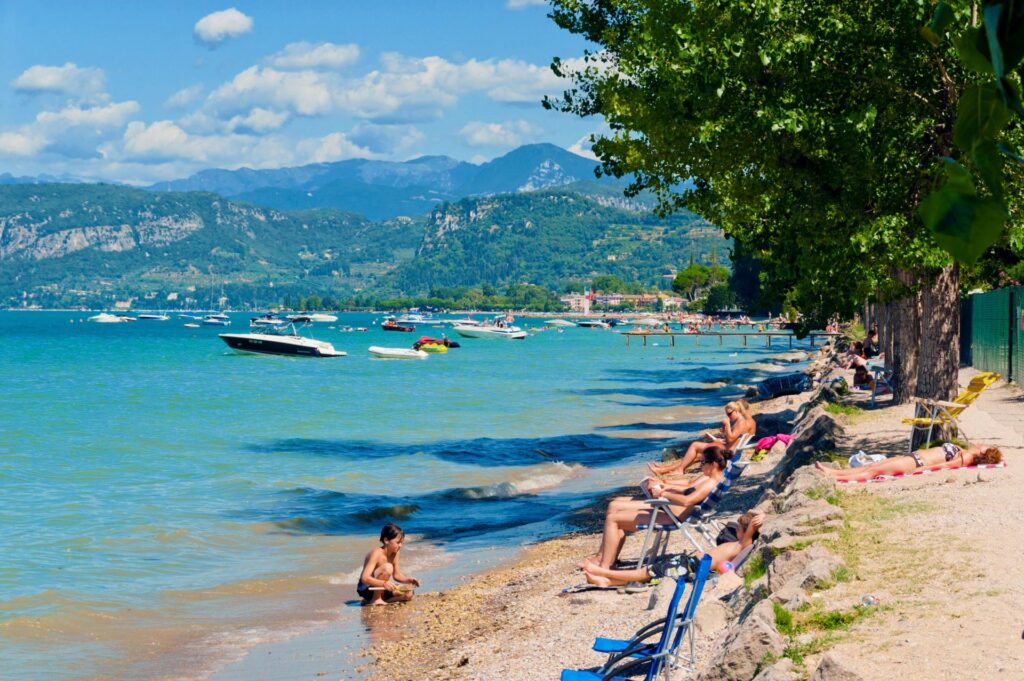 plaża przy kempingu Cisano / San Vito nad jeziorem Garda (fot. materiały Suncamp)