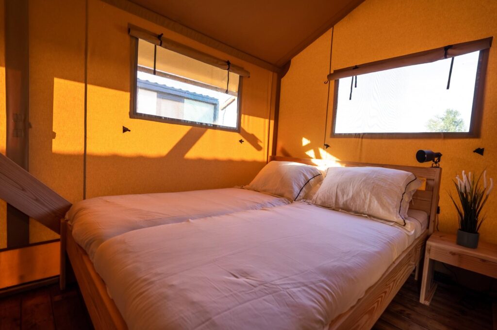 wnętrze namiotu Taiga z Suncamp na kempingu Cisano / San Vito nad jeziorem Garda (fot. materiały Suncamp)