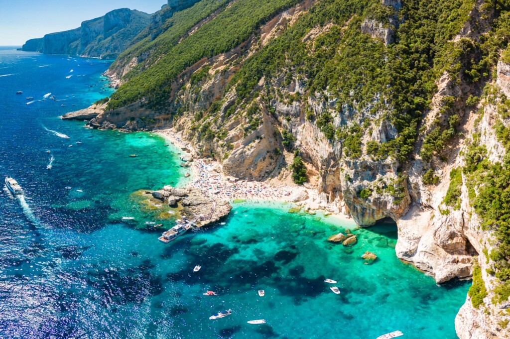 spektakularna plaża Cala Mariolu to jedna z najpięknijeszych plaż na Sardynii, chociaż nie jest łatwo się tutaj dostać