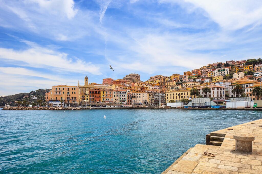 Porto Santo Stefano położone jest w Toskanii na półwyspie Argentario, 77 km od Villaggio Le Querce