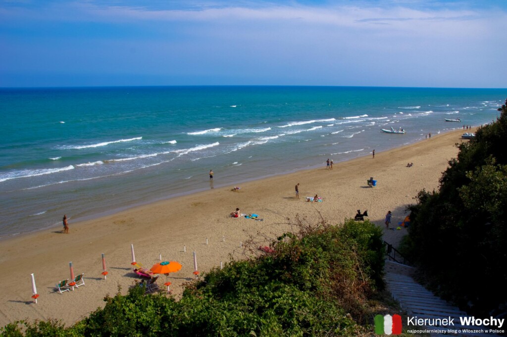 schody w dół na plażę Spiaggia dei Cento Scalini o delle Tufare w San Menaio (fot. Łukasz Ropczyński, kierunekwlochy.pl)