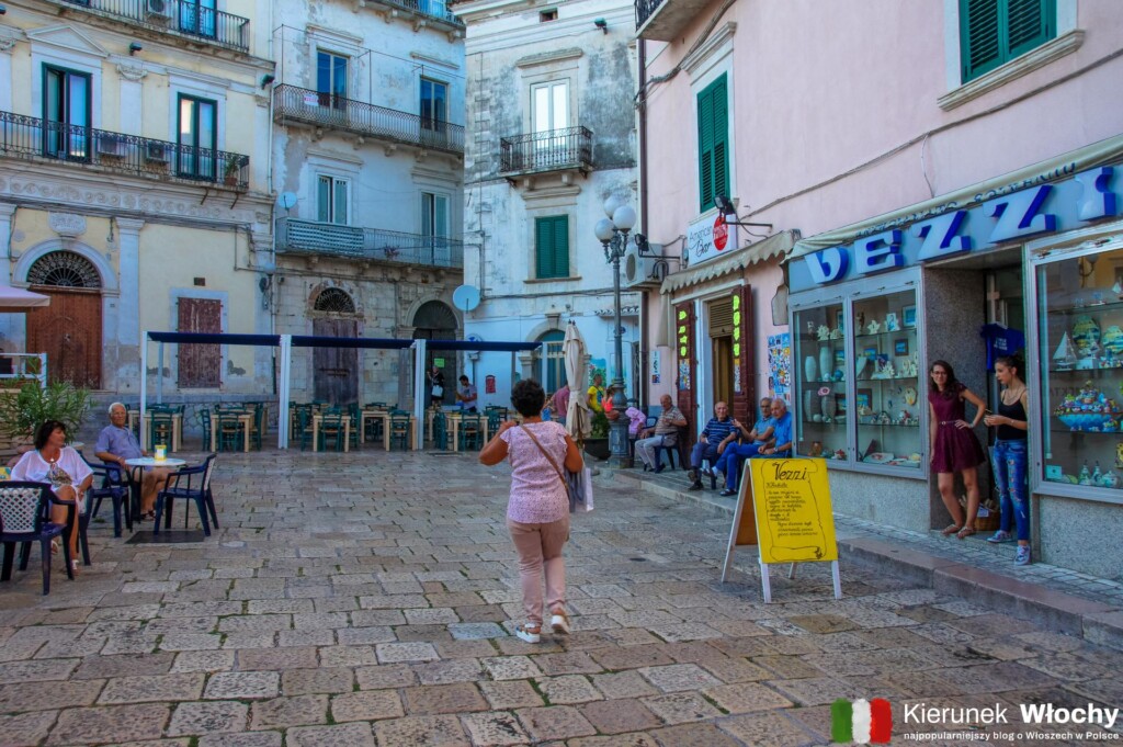 mieszkańcy na Piazza Rovelli w Rodi Garganico, Apulia, Włochy (fot. Łukasz Ropczyński, kierunekwlochy.pl)
