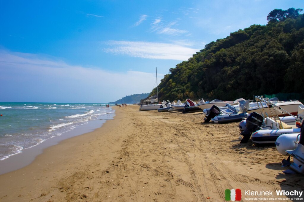 plaża w San Menaio w pobliżu Rodi Garganico, Apulia, Włochy (fot. Łukasz Ropczyński, kierunekwlochy.pl)