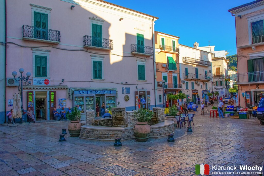 Piazza Rovelli w Rodi Garganico, Apulia, Włochy (fot. Łukasz Ropczyński, kierunekwlochy.pl)