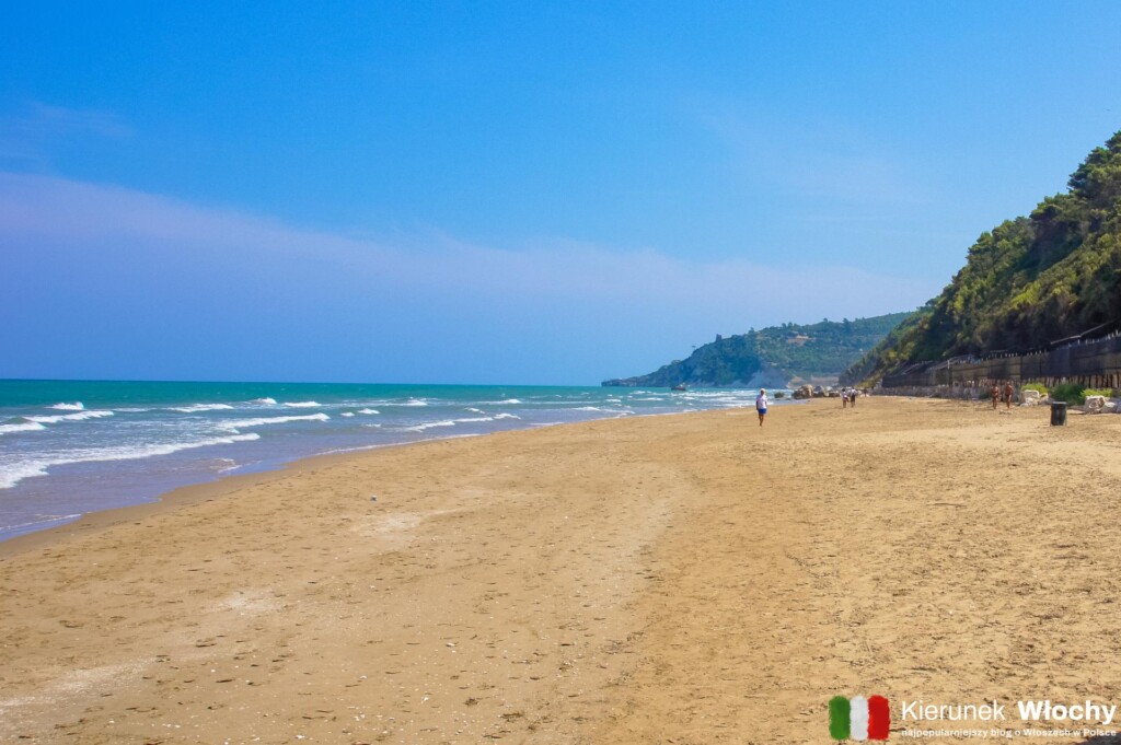 plaża w San Menaio w pobliżu Rodi Garganico, Apulia, Włochy (fot. Łukasz Ropczyński, kierunekwlochy.pl)