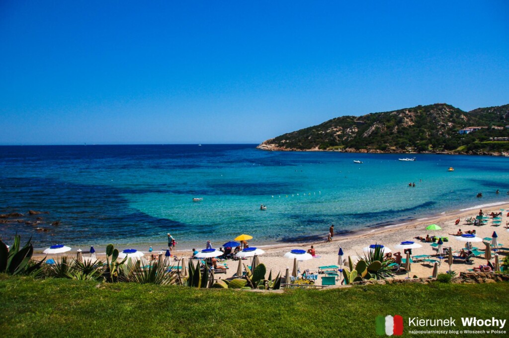 plaża w centrum Baja Sardinia, Szmaragdowe Wybrzeże, Sardynia, Włochy (fot. Łukasz Ropczyński, kierunekwlochy.pl)