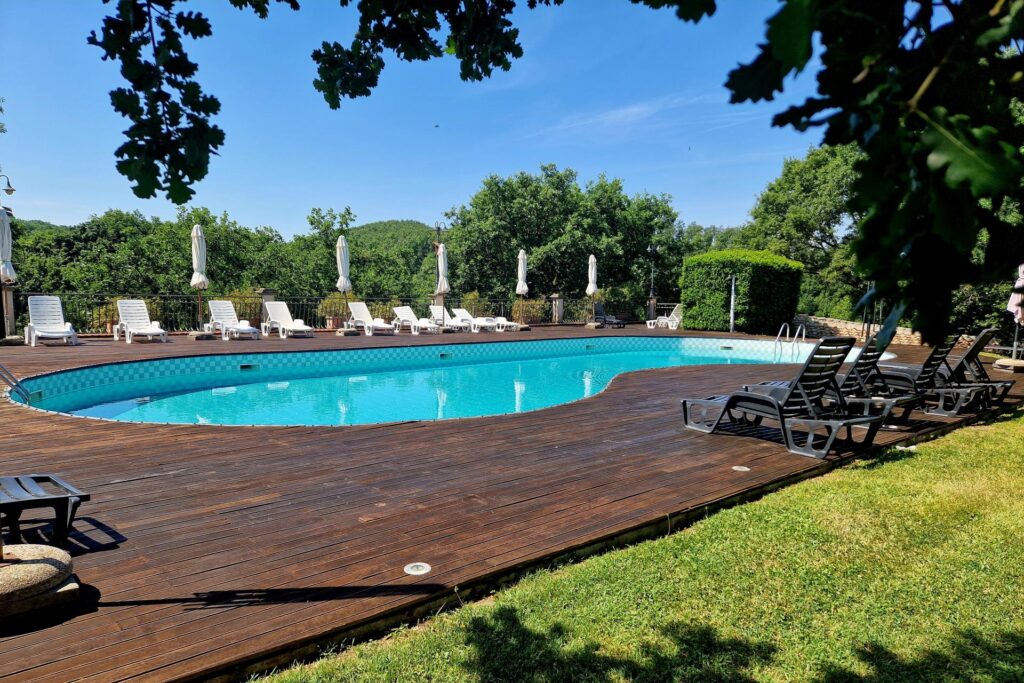 jeden z dwóch basenów w Villaggio Le Querce, apartamenty w Toskanii z basenem (fot. materiały Villaggio Le Querce)