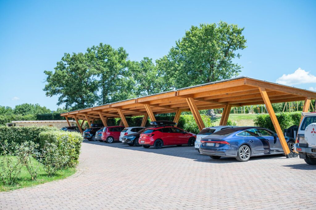 nowe zadaszenie parkingu w Villaggio Le Querce, apartamenty w Toskanii z basenem (fot. materiały Villaggio Le Querce)