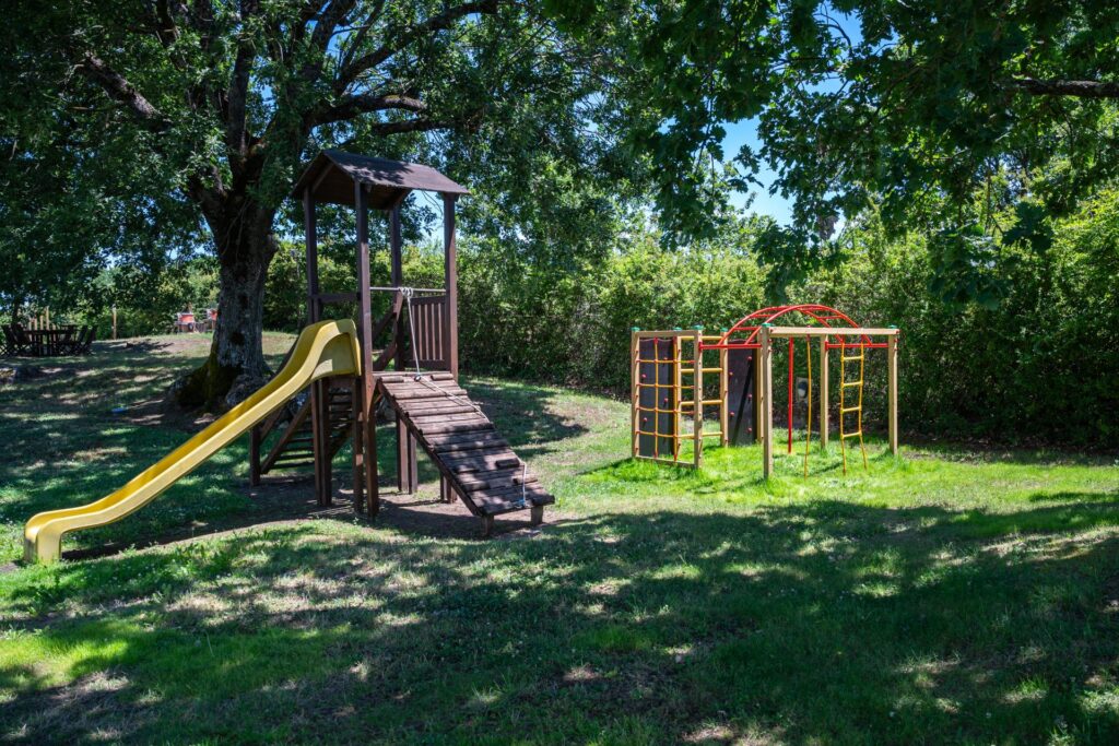 plac zabaw dla dzieci w Villaggio Le Querce, apartamenty w Toskanii z basenem (fot. materiały Villaggio Le Querce)