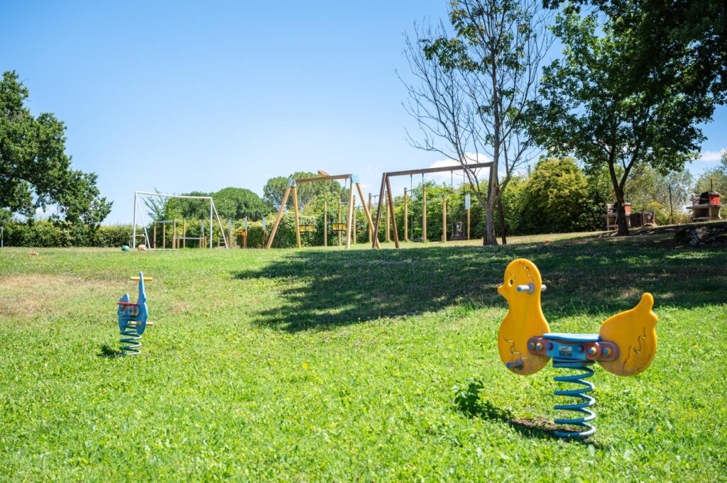 plac zabaw dla dzieci w Villaggio Le Querce, apartamenty w Toskanii z basenem (fot. materiały Villaggio Le Querce)