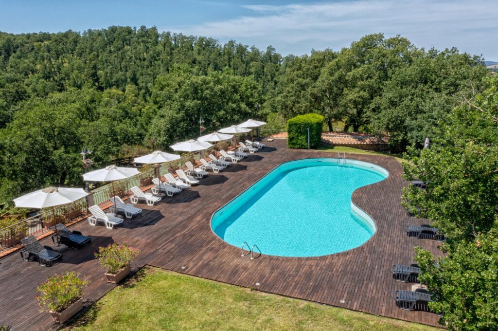 jeden z dwóch basenów w Villaggio Le Querce, apartamenty w Toskanii z basenem (fot. materiały Villaggio Le Querce)