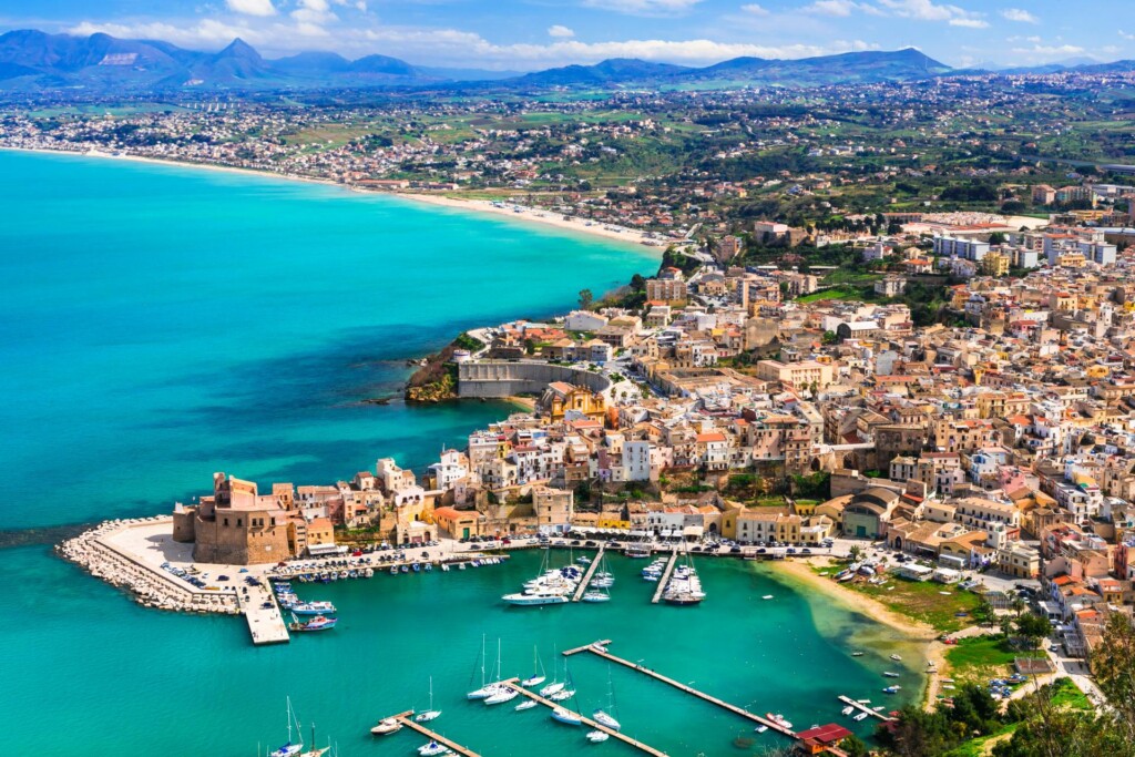 panorama Castellammare del Golfo podziwiana z punktu widokowego na wzgórzu nad miastem, Sycylia, Włochy