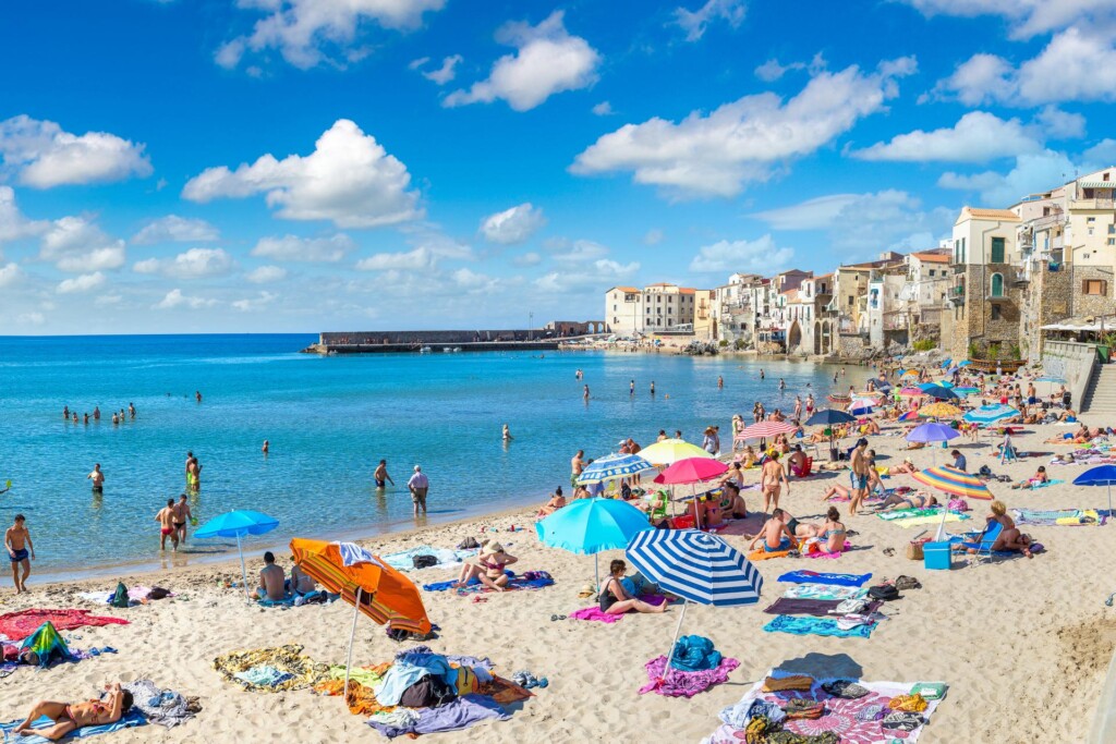 plaża w Cefalù na Sycylii - do miasta można dojechać w niespełna godzinę pociągiem z Palermo