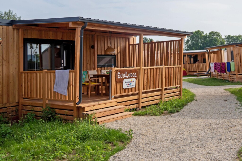 domek SunLodge BigLeaf z Suncamp, wakacje na kempingu we Włoszech (fot. materiały Suncamp)
