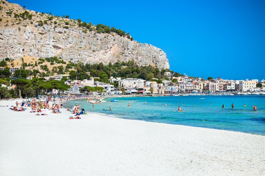 do plaży w Mondello można dojechać autobusem linii 806 z przystanku Liberta' – Croci w Palermo