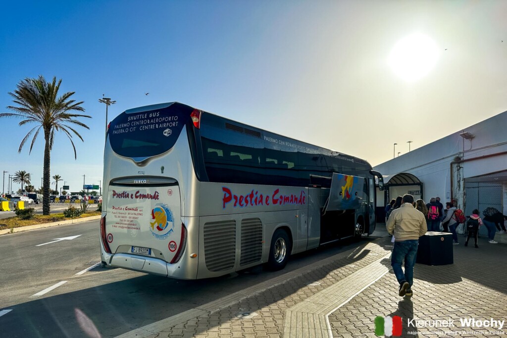 po wyjściu z terminalu lotniskowego należy skręcić w prawo, aby dojść do przystanku, z którego odjeżdża autobus do Palermo (fot. Łukasz Ropczyński, kierunekwlochy.pl)