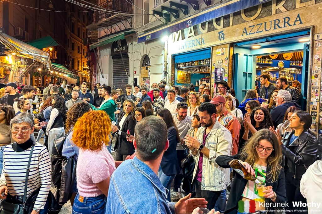 uliczna zabawa przed Taverną Azzura, Vucciria, Palermo na Sycylii, Włochy (fot. Łukasz Ropczyński, kierunekwlochy.pl)