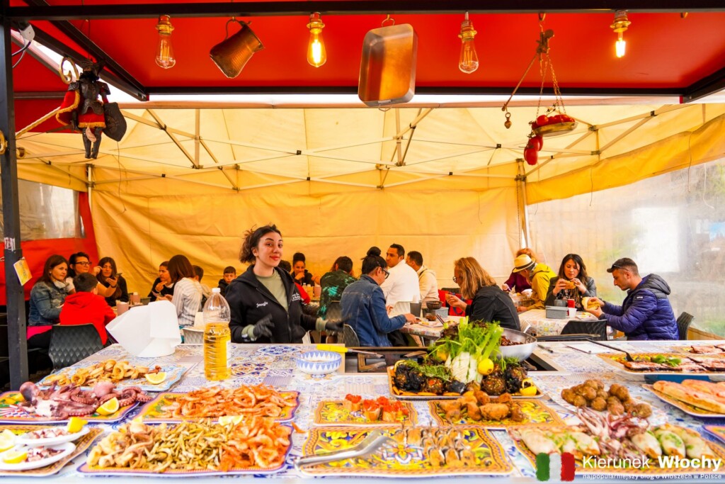 lokalny street food na targu Ballarò w Palermo, Sycylia, Włochy (fot. Łukasz Ropczyński, kierunekwlochy.pl)