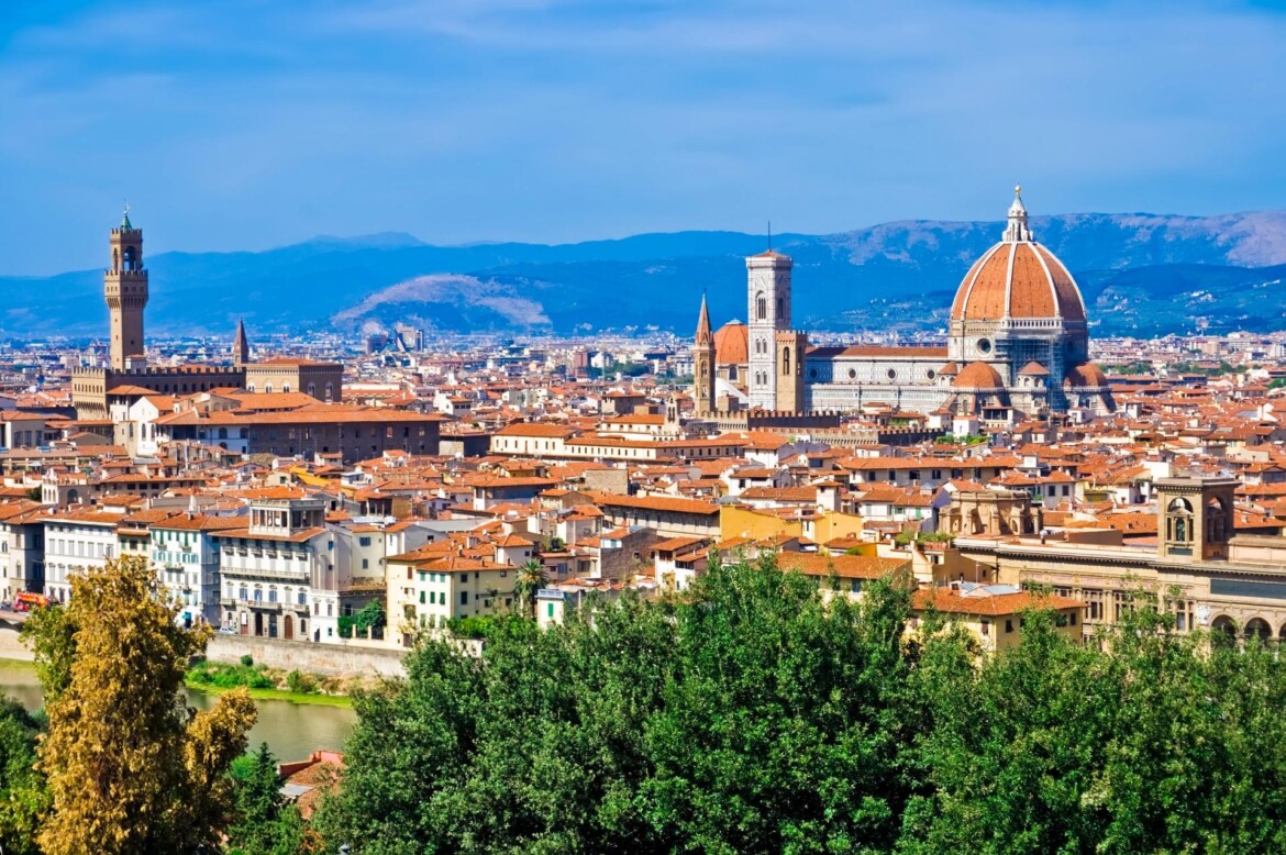 Jak zorganizować udaną podróż last minute? Na zdjęciu widok na panoramę Florencji, Toskania Jak zorganizować udaną podróż last minute? Na zdjęciu widok na panoramę Florencji, Toskania