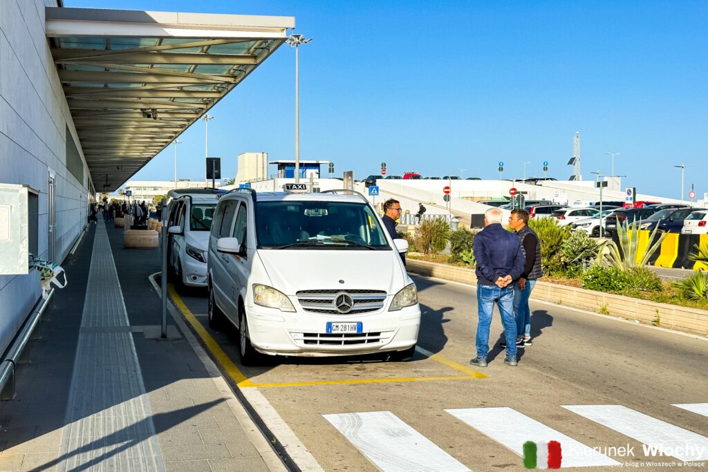 postój taksówek przed lotniskiem w Palermo, jak dojechać z lotniska w Palermo do centrum miasta (fot. Łukasz Ropczyński, kierunekwlochy.pl)