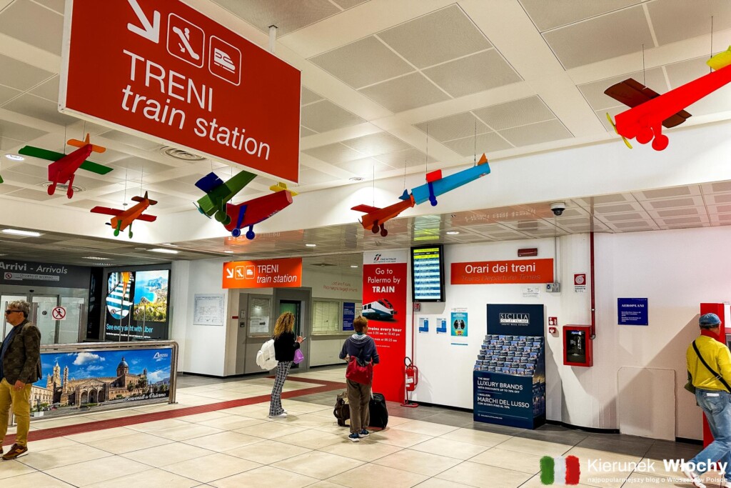 czerwone tablice z napisem "TRENI" wskazują na lotnisku drogę na stację kolejową Palermo Aeroporto (fot. Łukasz Ropczyński, kierunekwlochy.pl)