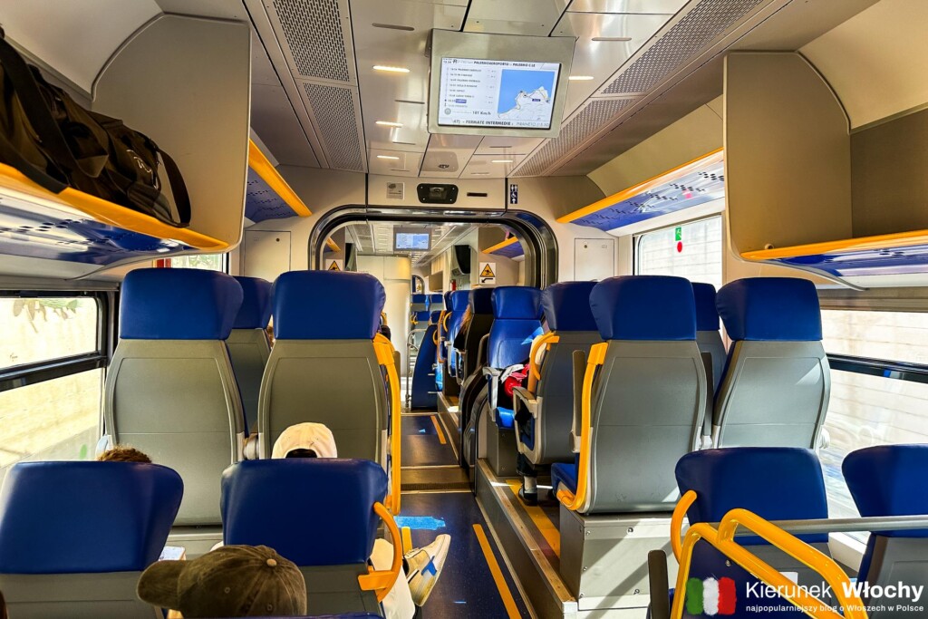 wnętrze pociągu jadącego z lotniska, jak dojechać z lotniska w Palermo do centrum miasta (fot. Łukasz Ropczyński, kierunekwlochy.pl)