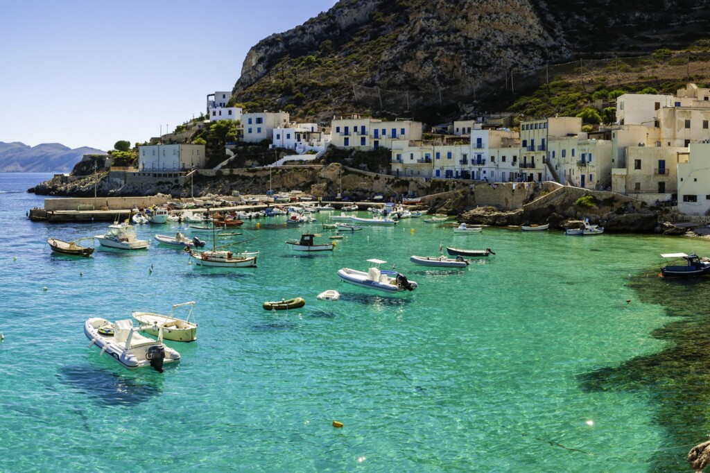 Levanzo jest jedną z trzech dużych wysp Archipelagu Wysp Egadzkich, na Egady są regularne połączenia wodolotem i promem z Trapani