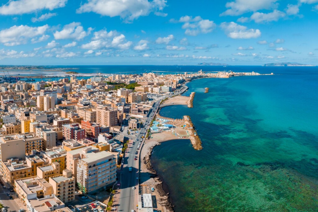 na pierwszym planie plaża AC Life Style Beach w Trapani, a za nią z tyłu darmowa plaża przy Piazza Vittorio Emanuele