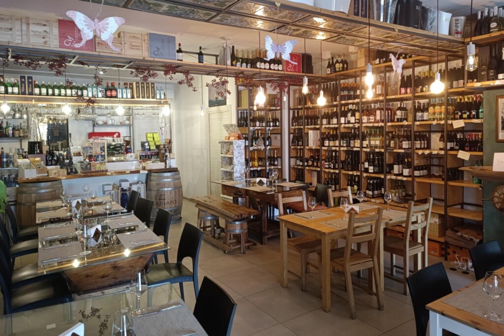 Wine House Trapani znajduje się tuż obok portu, w miejscu, w którym odpływają statki na Egady