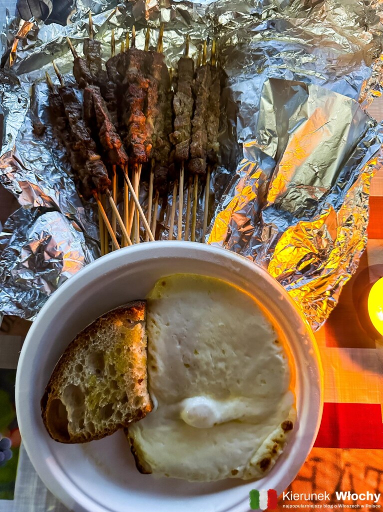 arrosticini i grillowany ser zamówione w Arrosticini da Livio (fot. Łukasz Ropczyński, kierunekwlochy.pl)