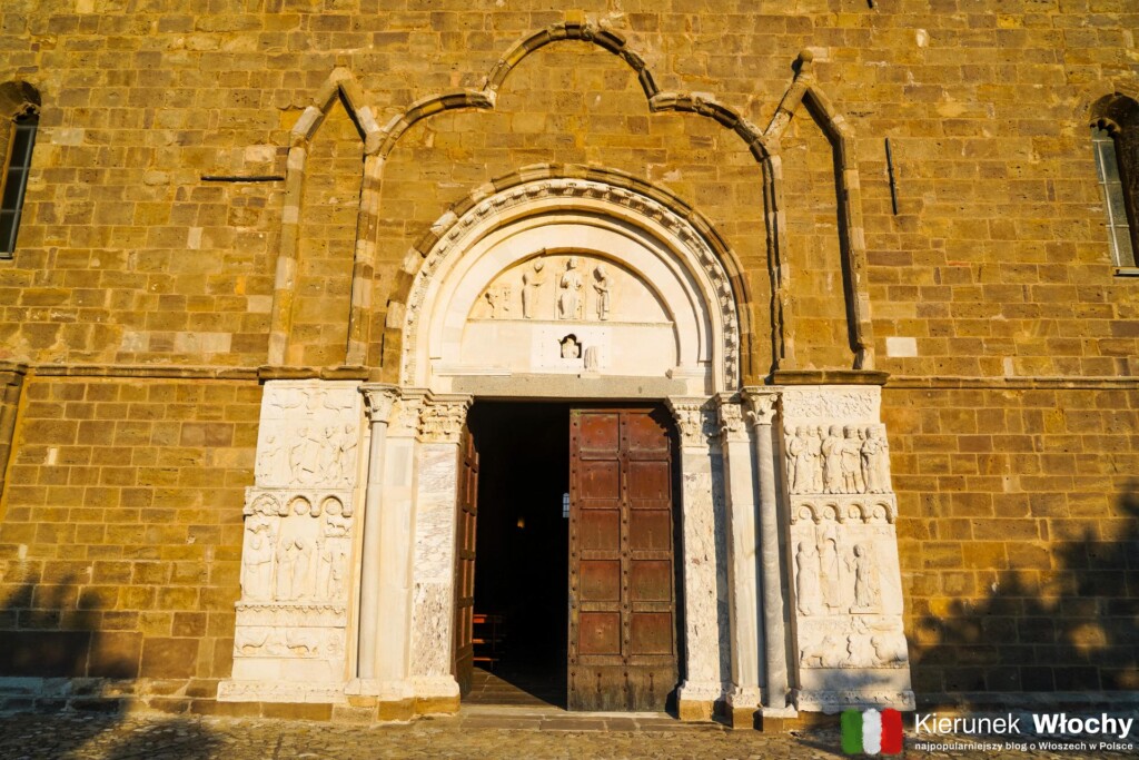 Porta della Luna prowadzący do wnętrza kościoła San Giovanni, Abruzja, Włochy (fot. Łukasz Ropczyński, kierunekwlochy.pl)