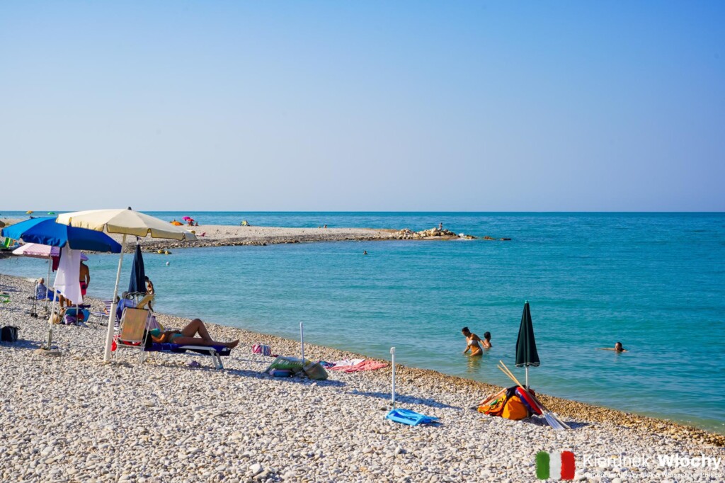 plaża w Fossacesia Marina, Costa dei Trabocchi, wybrzeże Abruzji, Włochy (fot. Łukasz Ropczyński, kierunekwlochy.pl)