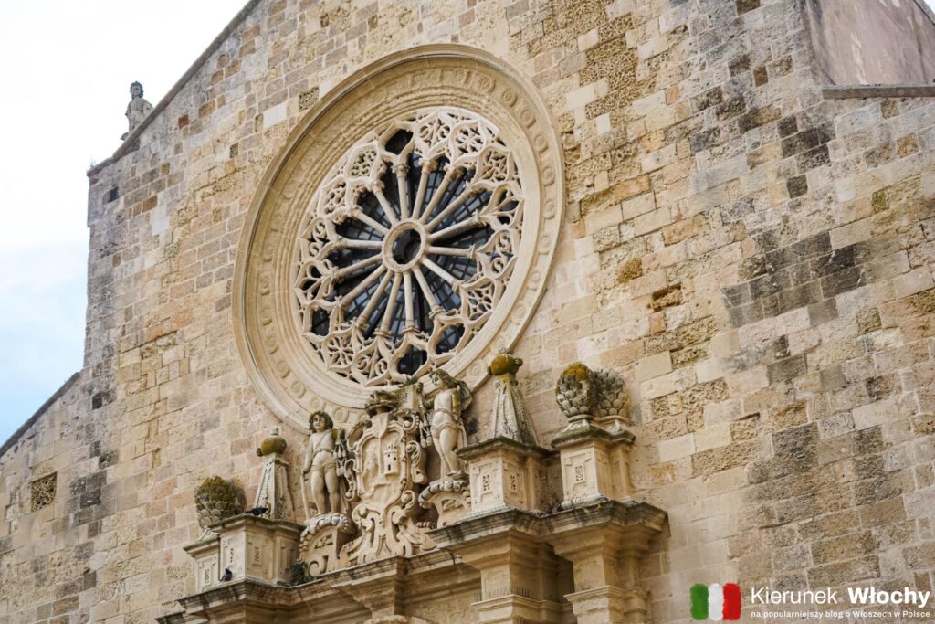 rozeta i barokowe zdobienia na fasadzie katedry w Otranto, Apulia, Włochy (fot. Łukasz Ropczyński, kierunekwlochy.pl)
