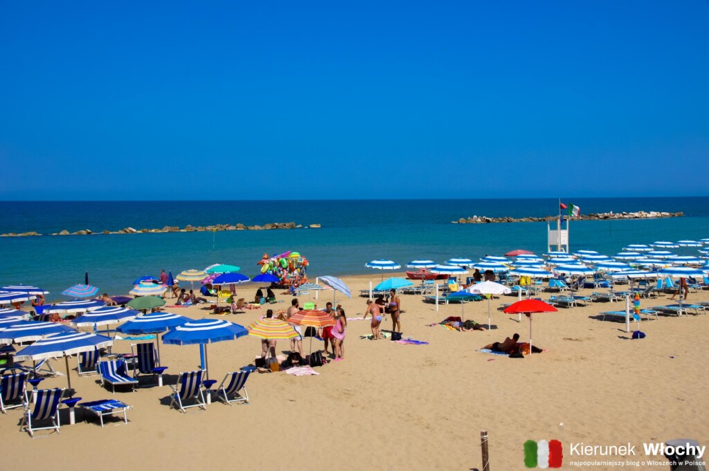 miejska plaża w Termoli w regionie Molise, o tym regionie żartobliwie mówi się, że 