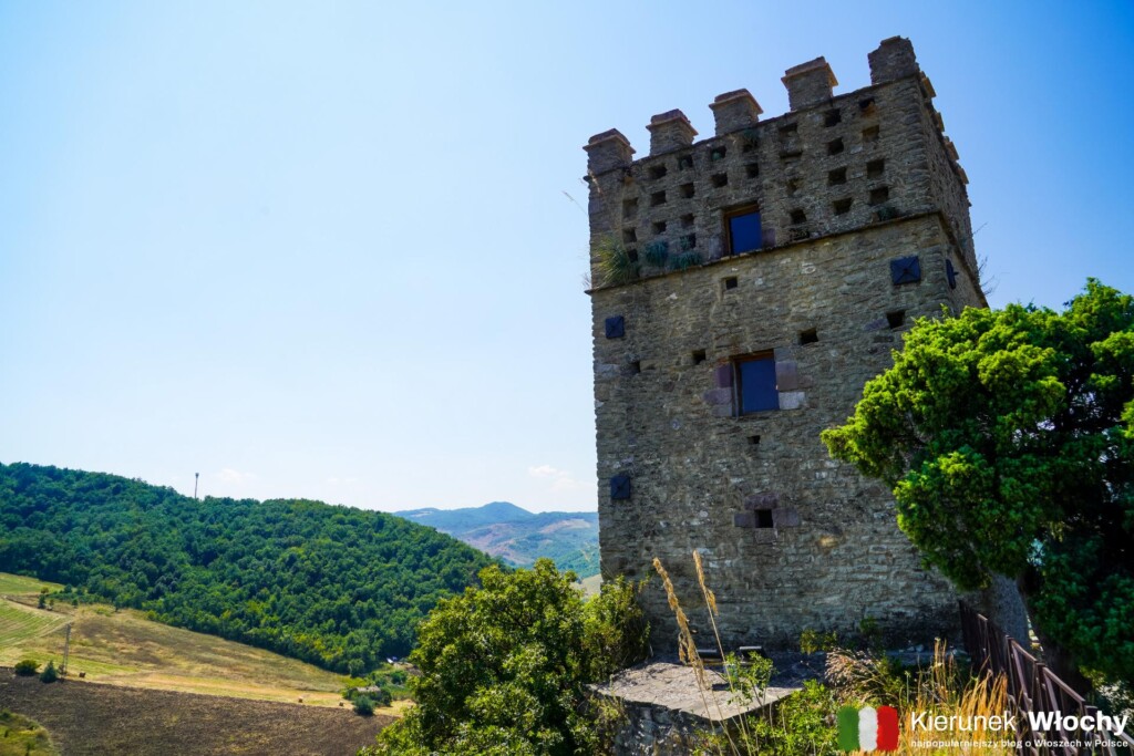jedna z wież zamku w Roccascalegna, Abruzja, Włochy (fot. Łukasz Ropczyński, kierunekwlochy.pl)